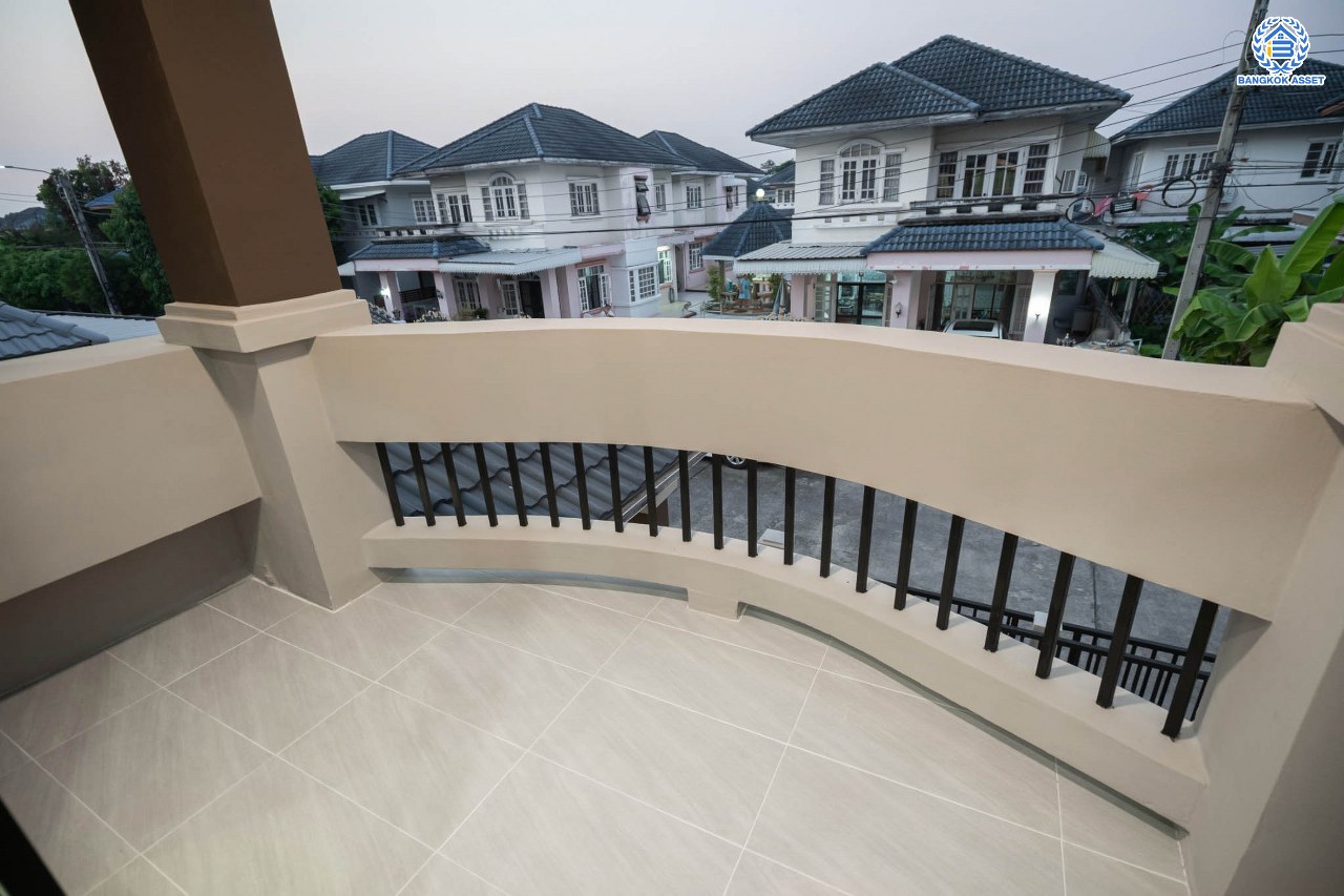 บ้านมือสองตกแต่งใหม่ โครงการ มณีรินทร์ รัตนาธิเบศร์ แบรนด์ Property Perfect เนื้อที่ 54.2 ตร.ว. ฟังก์ชัน 3 ห้องนอน 2 ห้องน้ำ จอดรถได้ 2 คัน บนทำเลศักยภาพ เชื่อมต่อทั้ง ถนนรัตนาธิเบศร์ และถนนราชพฤกษ์ ใจกลาง 2 เซ็นทรัลฯ ใกล้ทางด่วน "งามวงศ์วาน" และรถไฟฟ้า "สถานีบางรักน้อยท่าอิฐ"